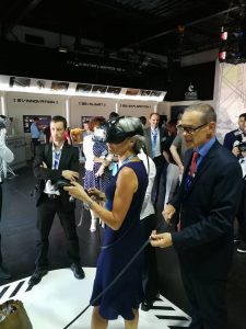 Claudie Haigneré teste l'application VR2Mars avec un casque de réalité virtuelle sur le pavillon du CNES lors du Salon International de l'Aéronautique et de l'Espace 2017 (Le Bourget)
