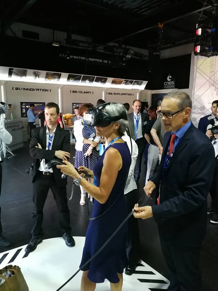 Claudie Haigneré test l'application VR2Mars avec un casque de réalité virtuelle sur le pavillon du CNES lors du Salon International de l'Aéronautique et de l'Espace 2017 (Le Bourget)