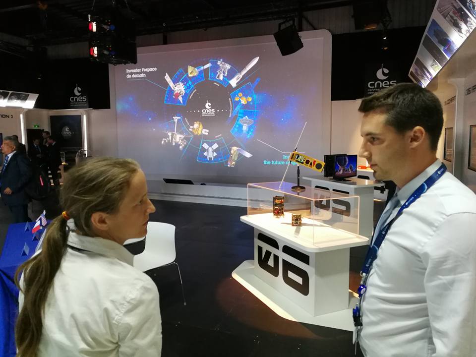 Kevin Costard (Modélisateur 3D - VR2Planets) & Susasn Conway sur le pavillon du CNES lors du Salon International de l'Aéronautique et de l'Espace 2017 (Le Bourget)