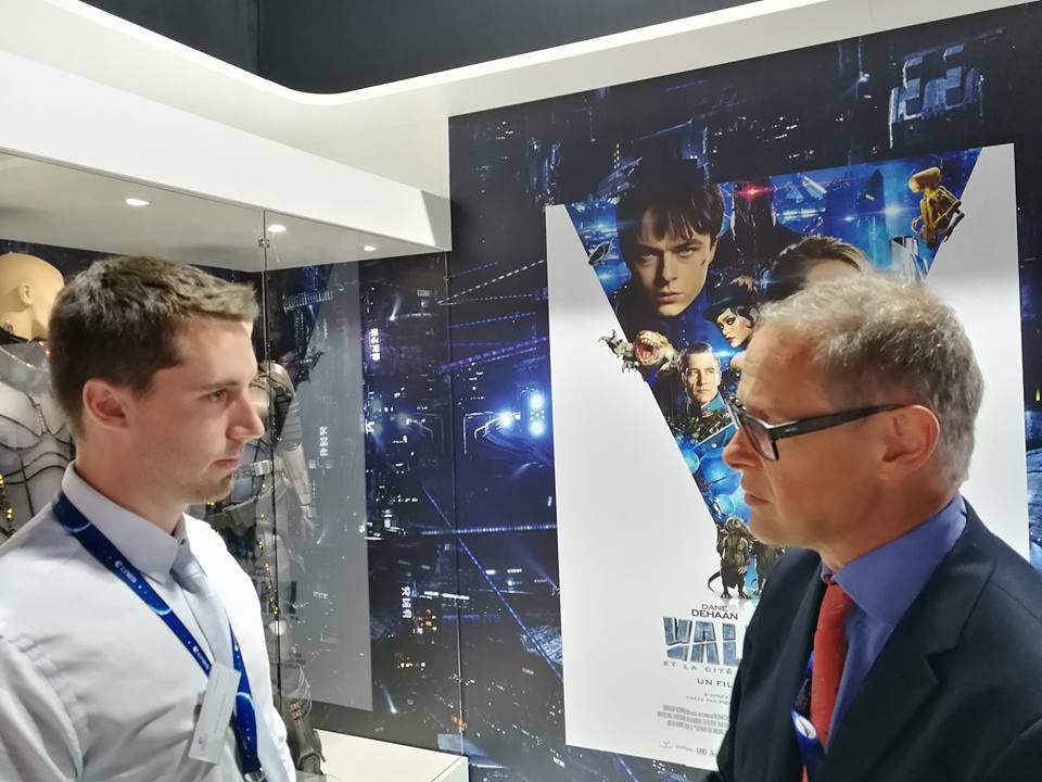 Kevin Costard (Modélisateur 3D - VR2Planets) discutant avec Sylvestre Maurice sur le pavillon du CNES lors du Vue de l'intérieur du pavillon du CNES lors du Salon International de l'Aéronautique et de l'Espace 2017 (Le Bourget)
