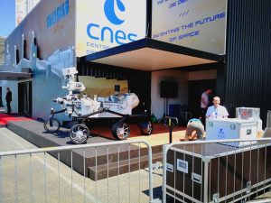 Maquette du Robot Mars Rover Curiosity sur le pavillon du CNES lors du Salon International de l'Aéronautique et de l'Espace 2017 (Le Bourget)