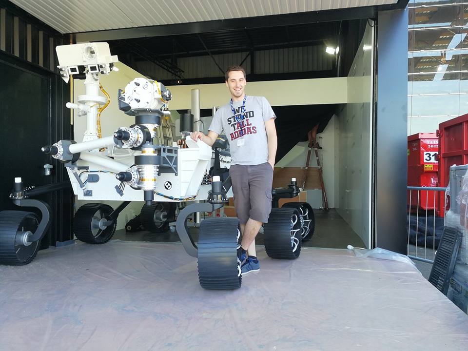 Kevin Costard posant à côté de la maquette du Robot Mars Rover Curiosity lors du Salon International de l'Aéronautique et de l'Espace 2017 (Le Bourget)