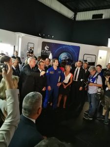 Arrivée de Thomas Pesquet et du président de la République Emmanuel Macron sur le pavillon du CNES lors du Salon International de l'Aéronautique et de l'Espace 2017 (Le Bourget)