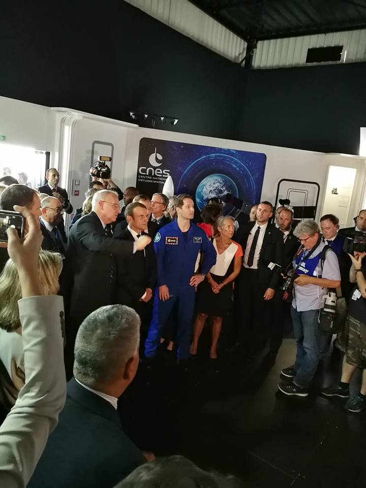 Arrivée de Thomas Pesquet et du président de la République Emmanuel Macron sur le pavillon du CNES Salon International de l'Aéronautique et de l'Espace 2017 (Le Bourget)