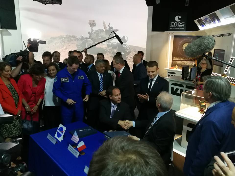 Discussion entre Thomas Pesquet, le président de la république Emmanuel Macron et les cadres du CNES sur le pavillon du CNES lors du Salon International de l'Aéronautique et de l'Espace 2017 (Le Bourget)