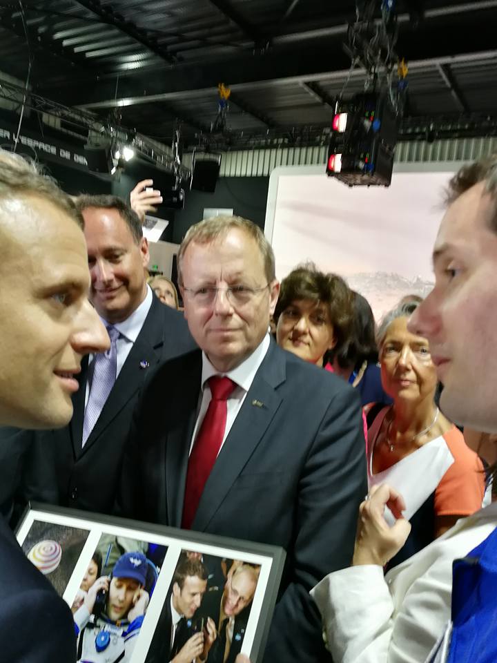 Thomas Pesquet remet un cadeau au président de la République, Emmanuel Macron sur le pavillon du CNES lors du Salon International de l'Aéronautique et de l'Espace 2017 (Le Bourget)