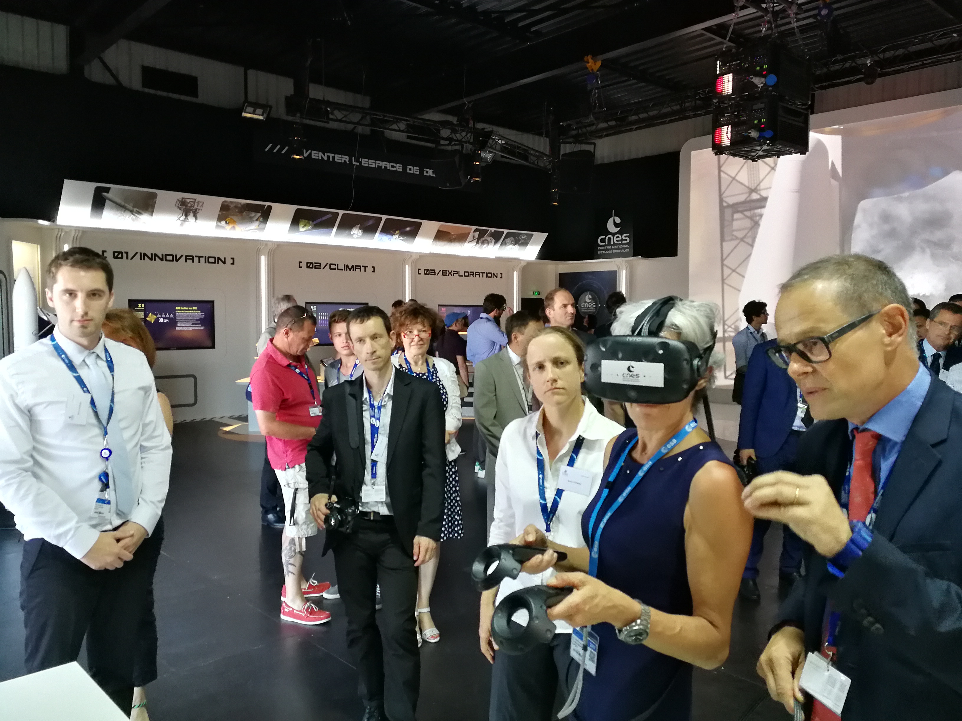 Claudie Haigneré teste l'application VR2Mars avec un casque de réalité virtuelle sur le pavillon du CNES lors du Salon International de l'Aéronautique et de l'Espace 2017 (Le Bourget)